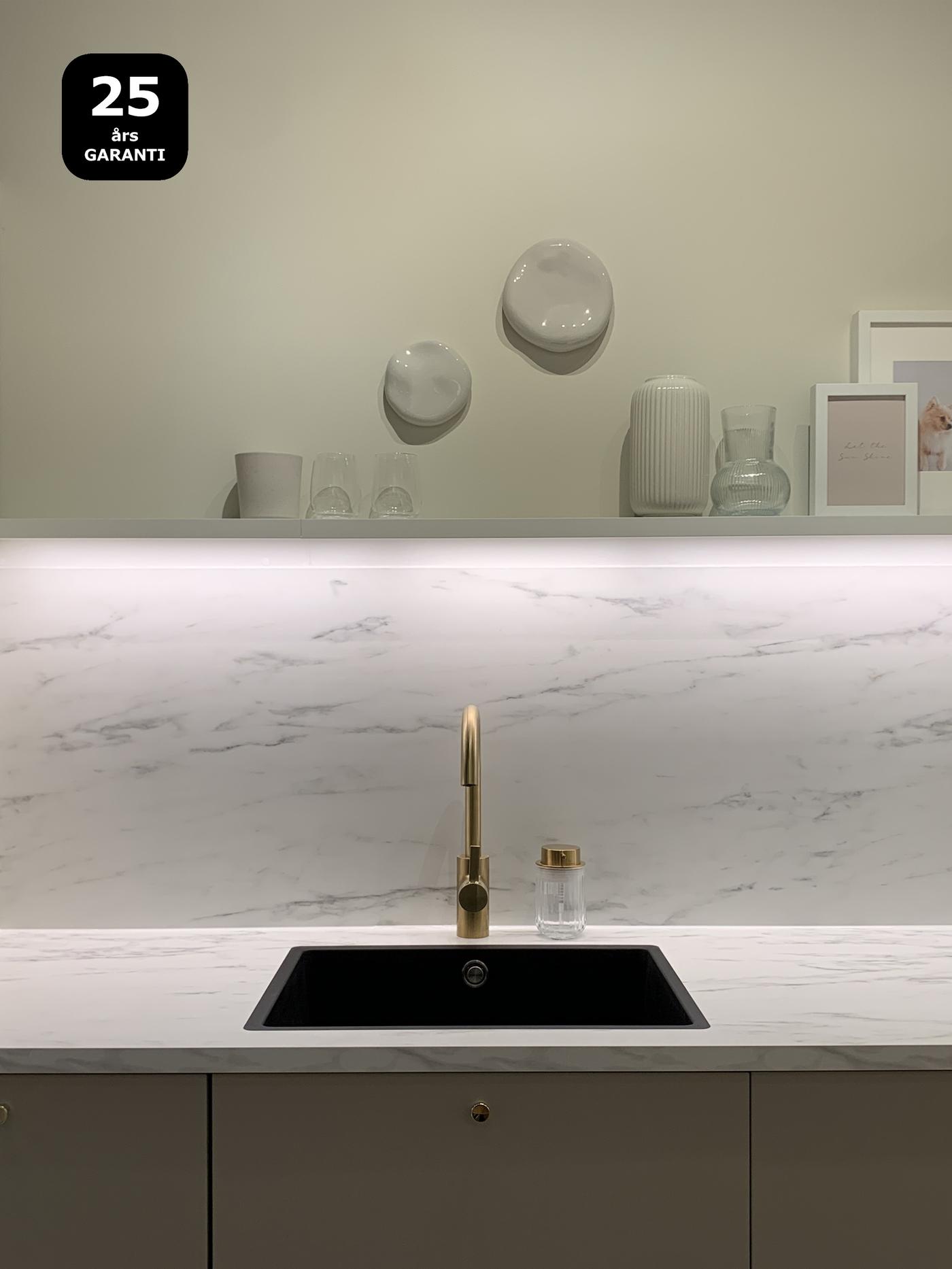 Kum og blandbatteri sentrert i en HAVSTORP kjøkken.