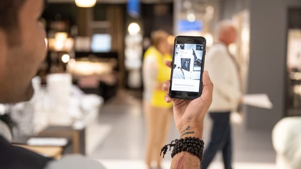 Kunde nutzt IKEA App während seines Einkaufs im Einrichtungshaus