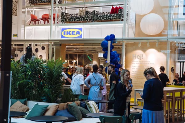 Kunder på väg in i IKEA City på Gallerian.