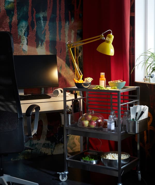 เตรียมขนมขบเคี้ยวไว้บนชั้นวางของในครัว KUNFSFORS/คุงส์ฟอร์ชและระมัดระวังไว้เสมอในขณะทำงาน