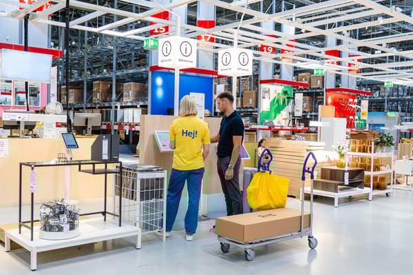 Kupac i IKEA zaposleni u robnoj kući koriste samouslužni kiosk.