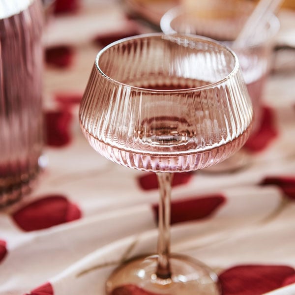 Kuplajuomaa samppanjalasissa