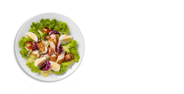 kuřecí salát na bílém talíři