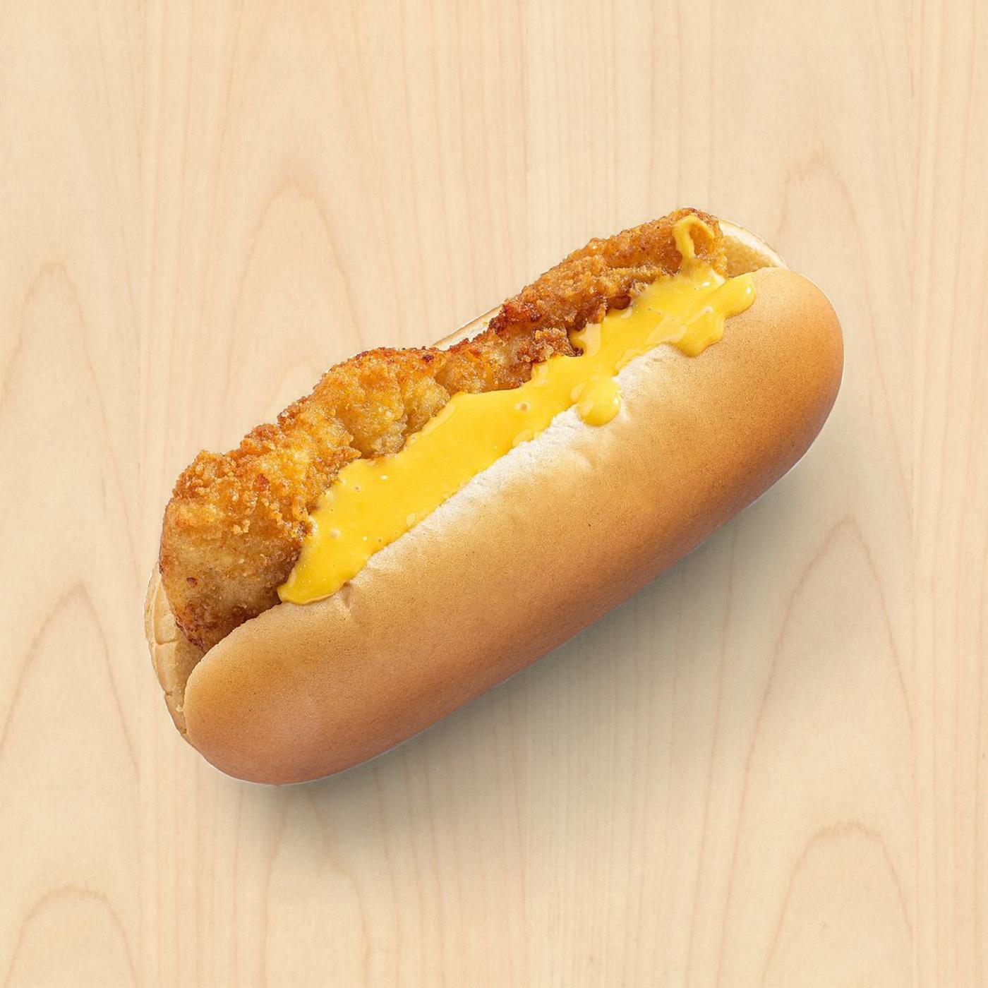Kuřecí strips s čedarovou omáčkou v hotdog housce. 