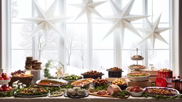 クリスマスのごちそうがテーブルの上に並んでいる