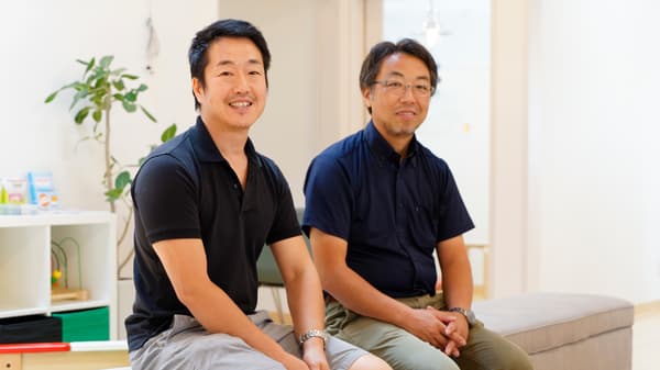 くろだ小児科･耳鼻科院長の黒田格さん（左）と、施工会社ス ヴァーリエヒュース株式会社代表取締役の小倉尚さん。