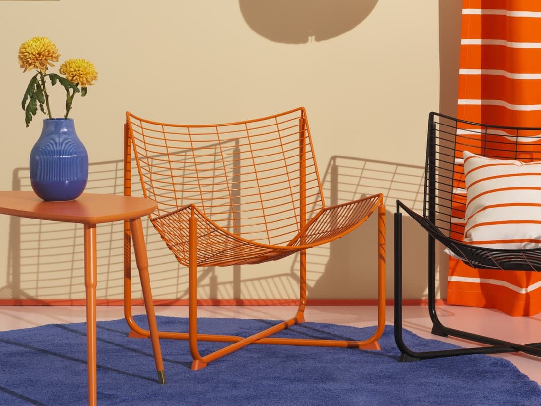 Kuva olohuoneesta, jossa kaksi nojatuolia, pyöreä matto ja koristetyynyjä.