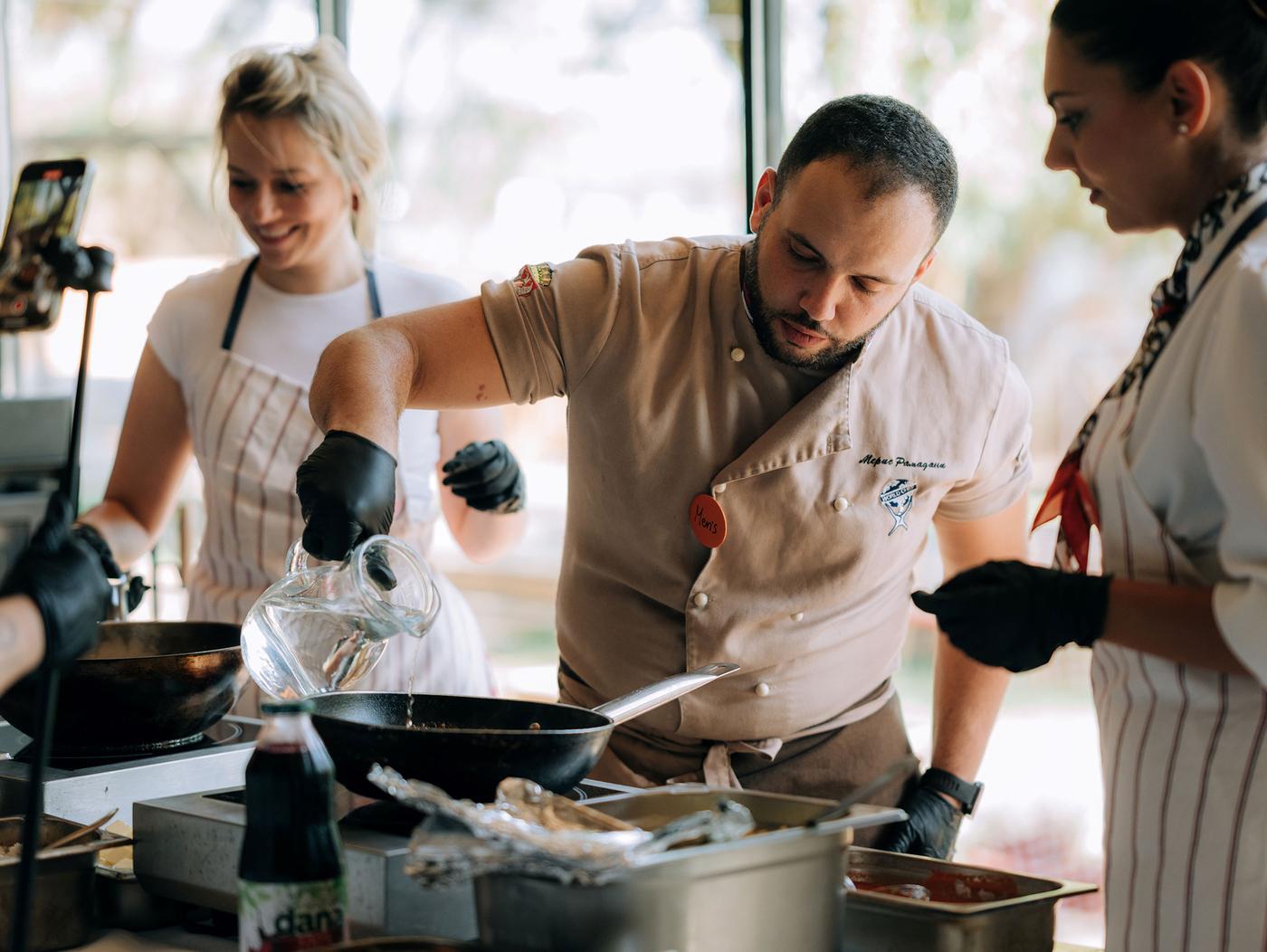 Kuvar sprema jelo na događaju koji je organizovala kompanija IKEA