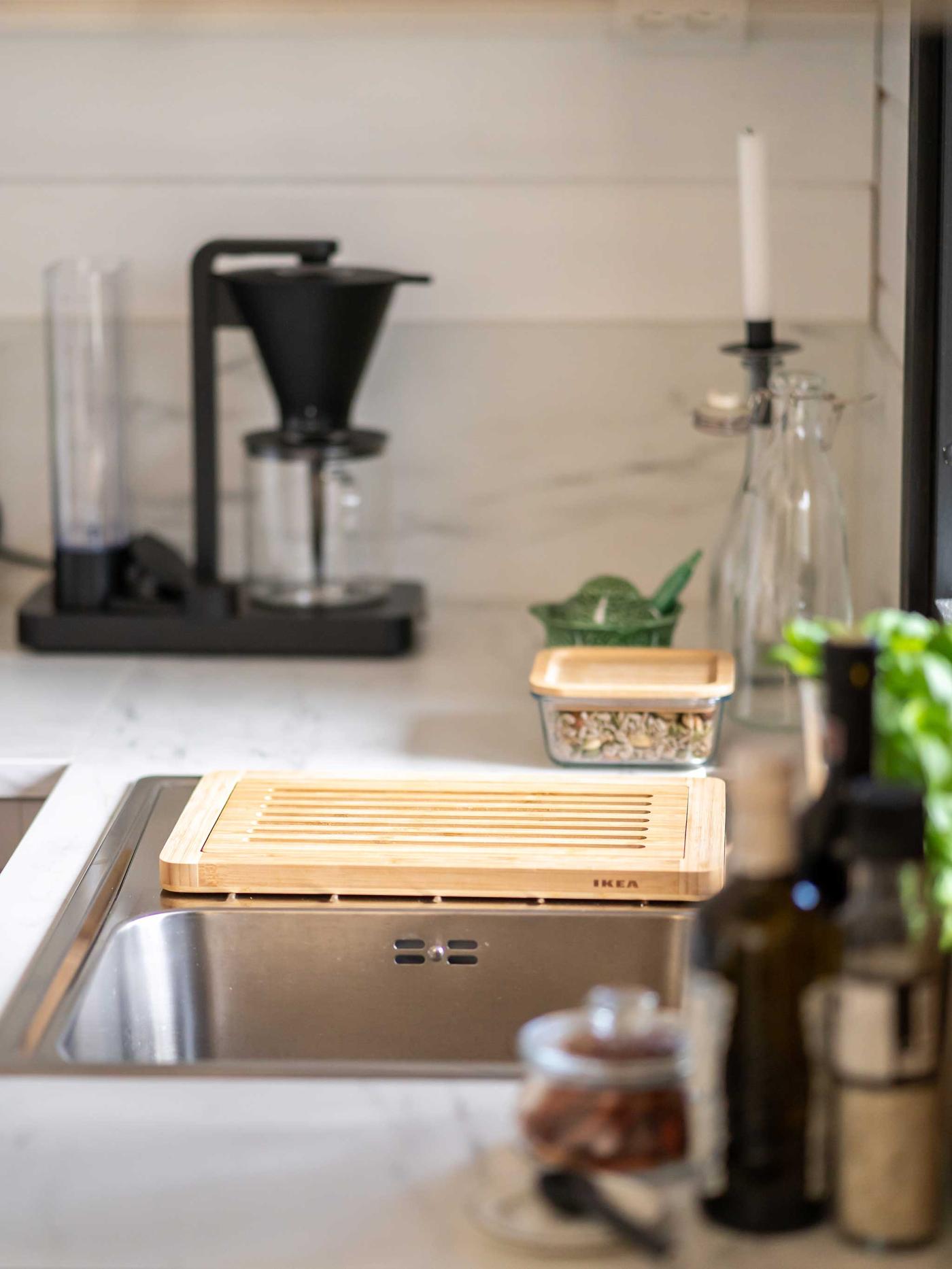 Kuvassa näkyy keittiön työtaso, kahvinkeitin ja tiskiallas.