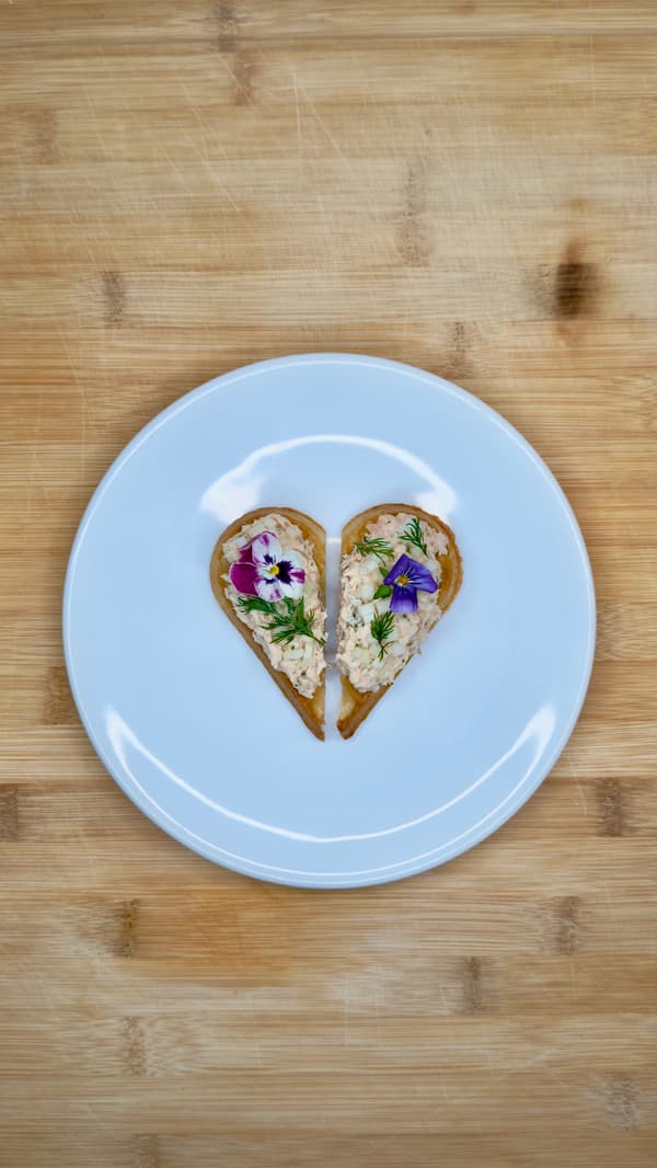 Kuvassa näkyy valkoinen IKEA-lautanen, vohveli ja lohi-rillette.