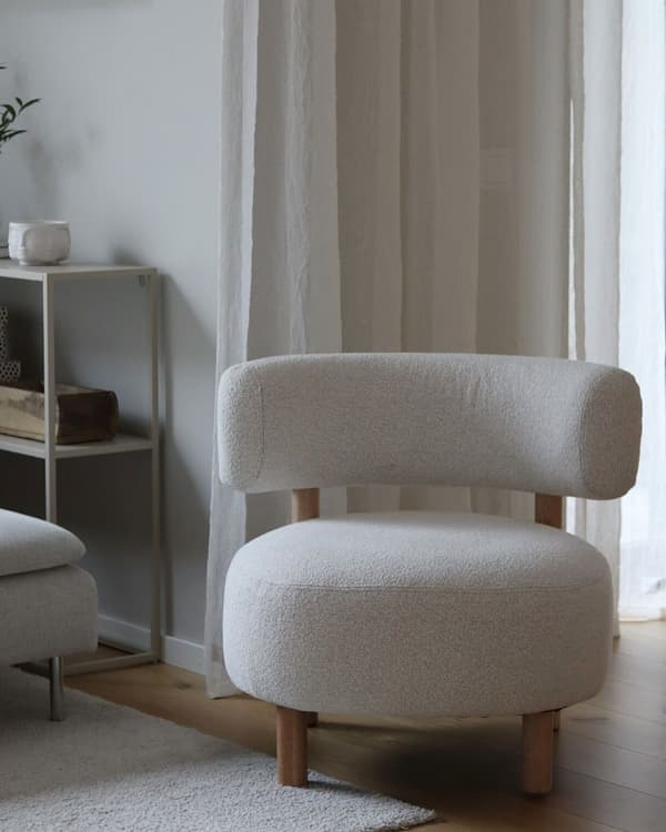 Kuvassa on bukleekankainen IKEA STOCKHOLM 2025 -lepotuoli.