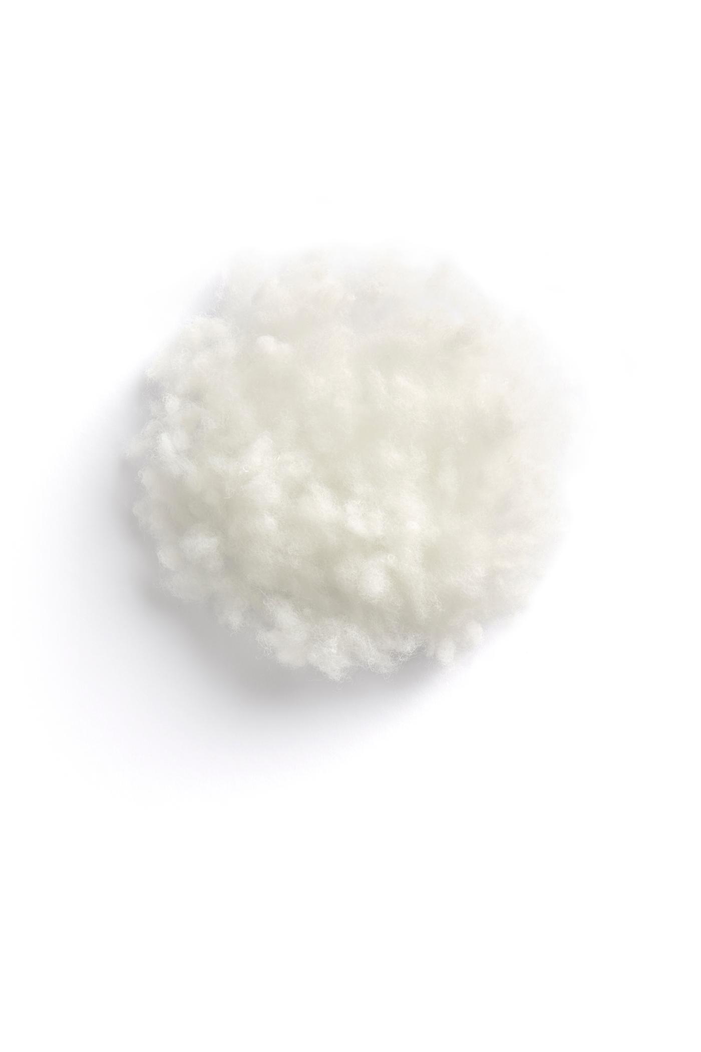 Kuvassa on tyynyissä käytettävää polyesteritäytettä.