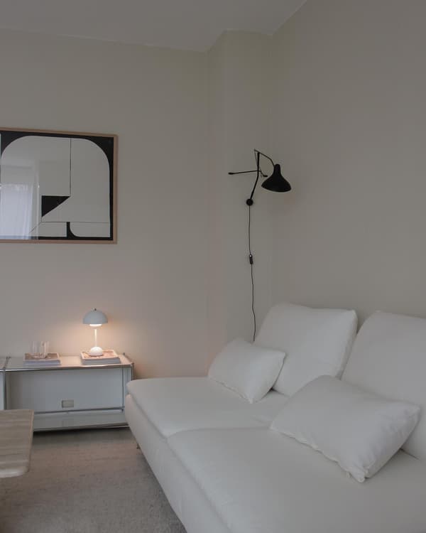 Kuvassa on valkoinen kolmen istuttava IKEA SÖDERHAMN -sohva valkoisella Blekinge-päällisellä.