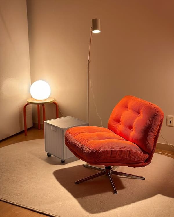 Kuvassa on valkoinen NYMÅNE-lattiavalaisin sekä Nytillverkad-malliston kalusteita ja FADO-valaisin.