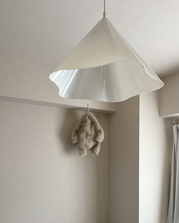 Kuvassa valkoinen, muovista valmistettu ZEBRASÄV-kattovalaisin.