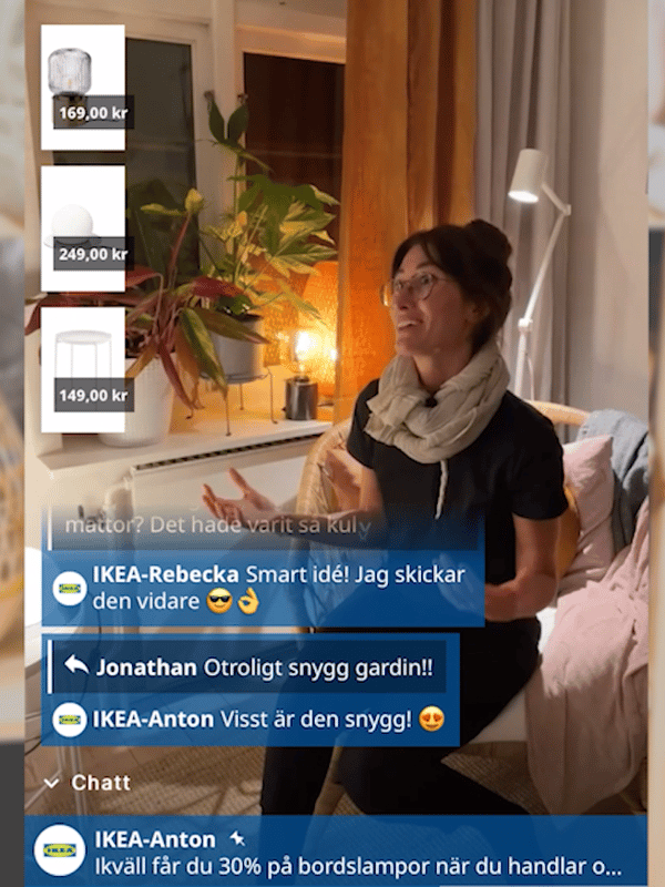 Kvinna som visar upp tre olika lampor.
