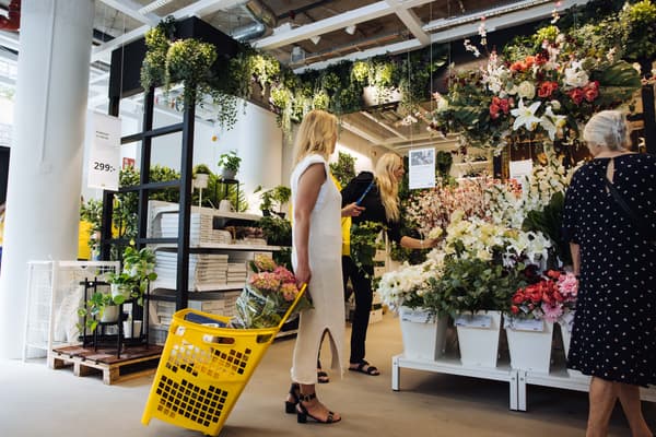 Kvinnor tittar på blommor i IKEA City Gallerian.