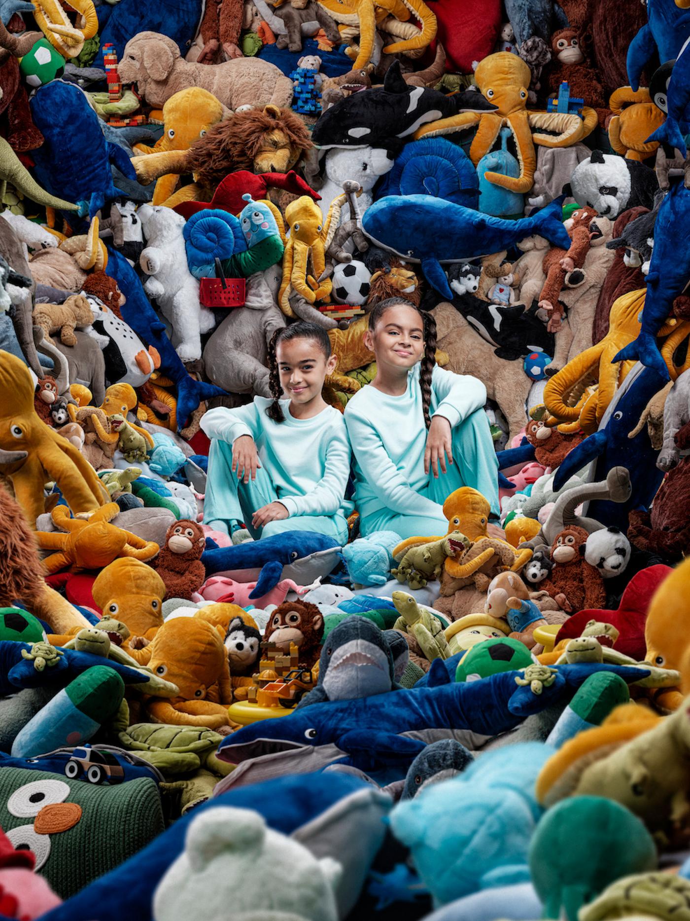 كومة من الملابس غير المطوية مُلقاة على كرسي. 