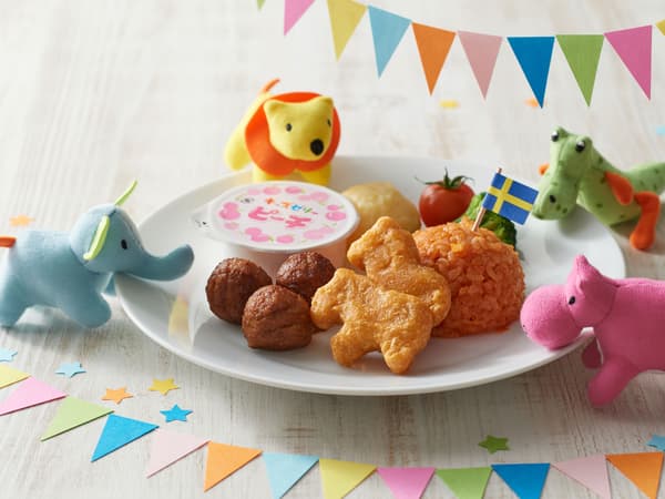 キャラクター付きの子ども向けプレートにミートボールやライスが盛られている。