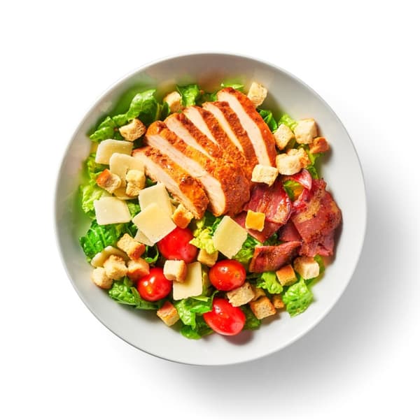 Kycklingsallad på en tallrik