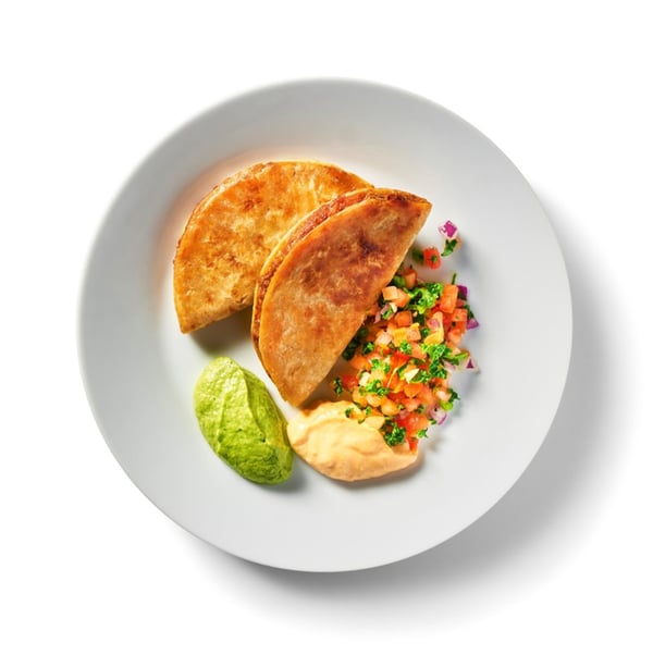 Kycklingtacos på en tallrik.