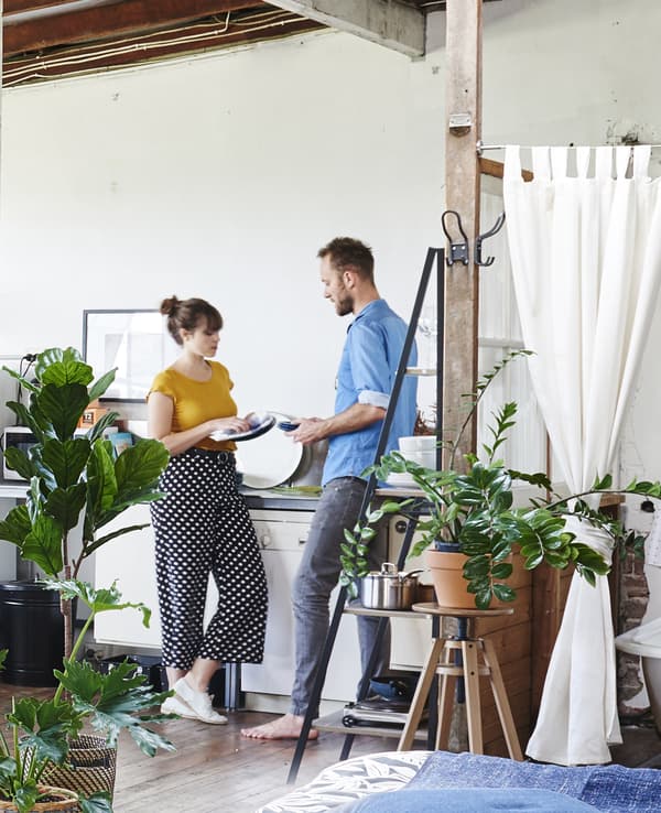 Kyra e Dave asciugano i piatti in un angolo cottura.