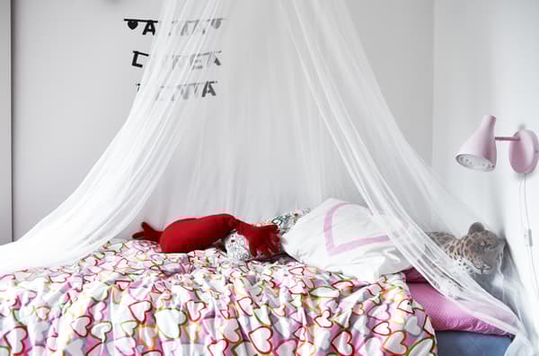 La biancheria da letto di Alma aggiunge un tocco di colore alla cameretta.