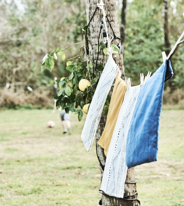 La biancheria è stesa a un filo fissato a un albero – IKEA