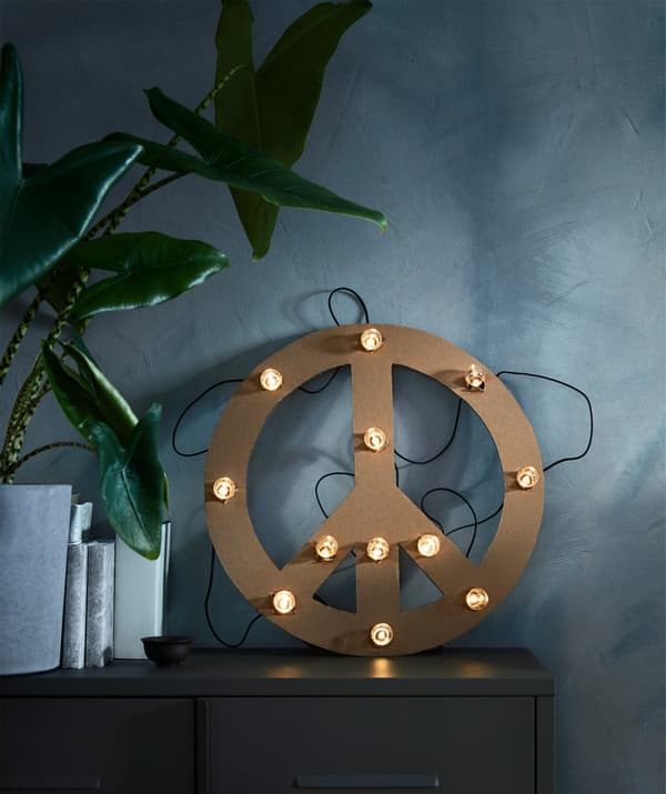 La cadena d’il·luminació BLÖTSNÖ LED amb 12 llums que funciona amb piles està dissenyada per a ús en espais interiors.
