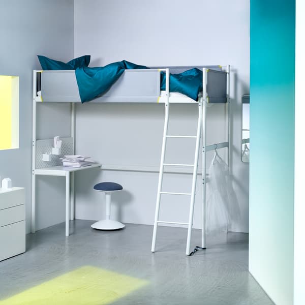 La cama alta VITVAL blanca con barandillas de tela, una escalerilla y un escritorio opcional debajo.