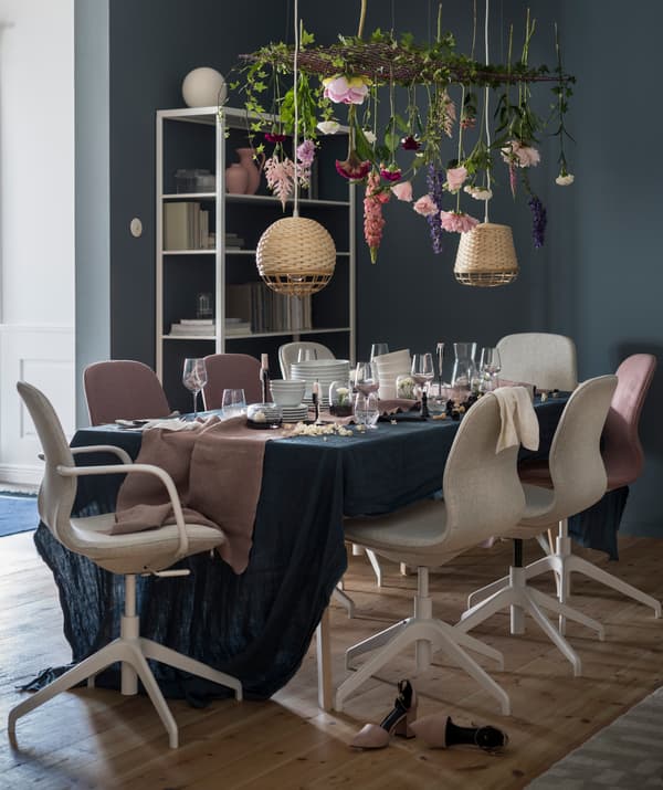 La chaise pivotante IKEA LÅNGFJÄLL, par exemple, peut faire une chaise de salle à manger confortable. Utilisez-la sans hésiter comme siège d’appoint à table.