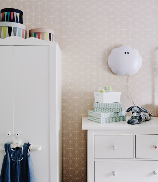 La chambre simple et apaisante de Mona.