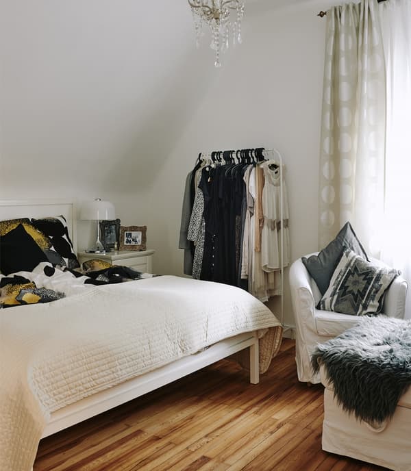 La chambre simple et apaisante de Mona.
