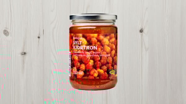 La confiture de mûres blanches SYLT HJORTRON et du bois en arrière-plan.