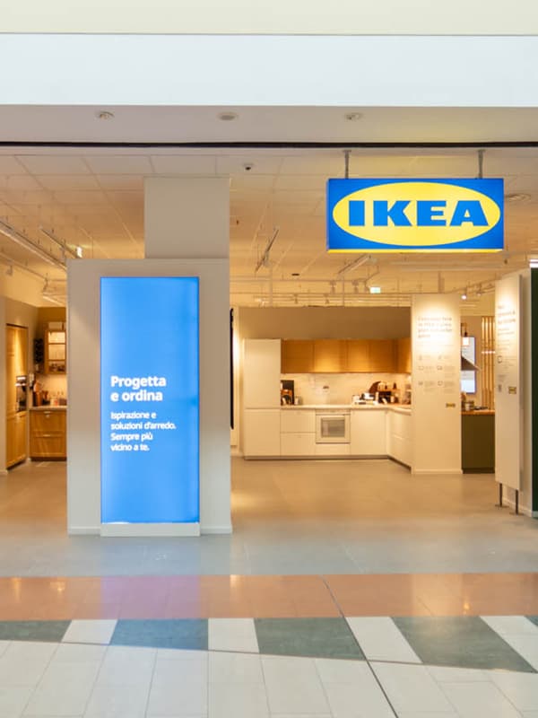 La facciata del nuovo IKEA Cuneo plan and order piont con lo staff davanti che taglia la corda per ufficializzare l'apertura.