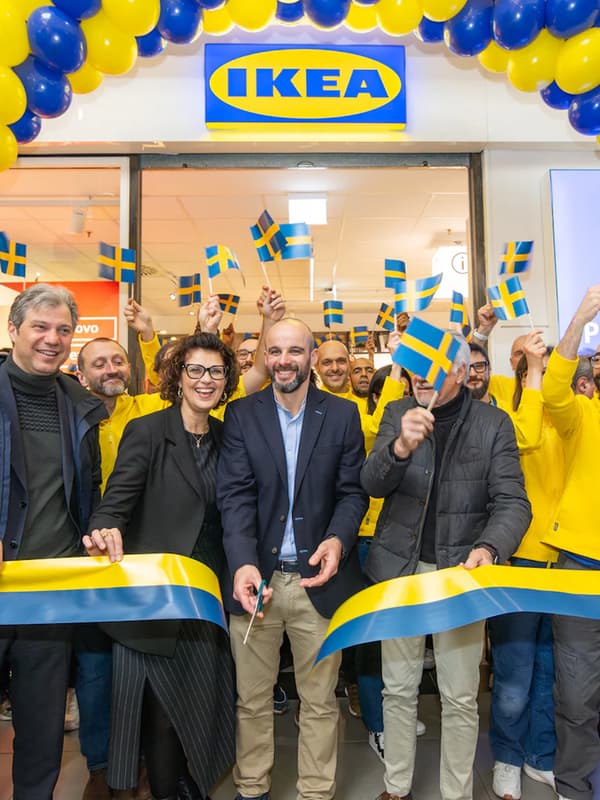 La facciata del nuovo IKEA Mantova plan and order piont con lo staff davanti che taglia la corda per ufficializzare l'apertura.