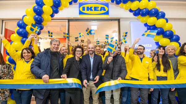La facciata del nuovo IKEA Mantova plan and order point con lo staff davanti che taglia la corda per ufficializzare l'apertura.