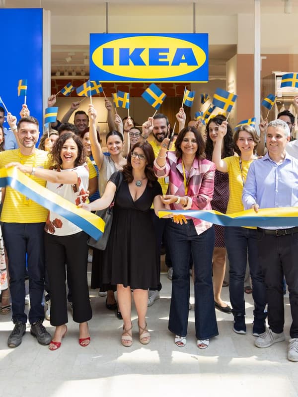 La facciata del nuovo IKEA Pavia plan and order piont con lo staff davanti che taglia la corda per ufficializzare l'apertura.