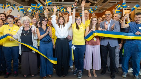 La facciata del nuovo IKEA Torino Settimo Cielo plan, order and pick-up point con lo staff davanti che taglia la corda per ufficializzare l'apertura.