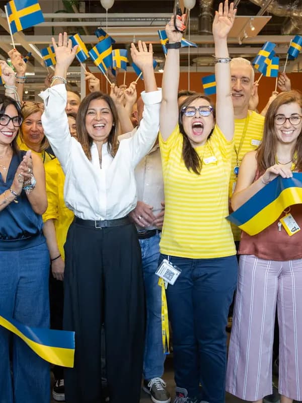 La facciata del nuovo IKEA Torino Settimo Cielo plan, order and pick-up point con lo staff davanti che taglia la corda per ufficializzare l'apertura.