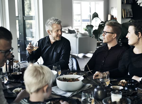 La famille d’Anita partageant un repas autour de la table.