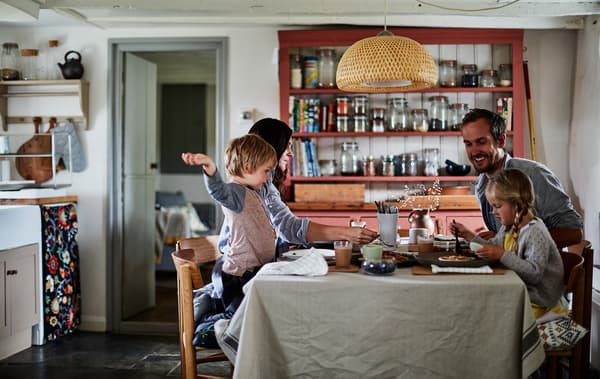 La famille de Rebecca en train de partager un repas à la table de la cuisine.