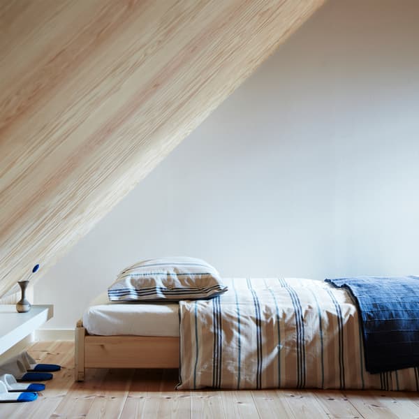 La funda nórdica y la funda de almohada SMALSTÄKRA están hechas de algodón 100 % con estampado de rayas cuyo diseño se ha inspirado en una casa junto al mar.