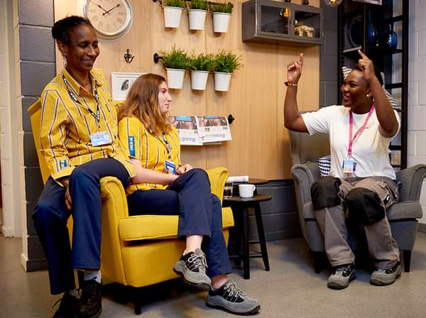 La IKEA, fiecare individ are ceva valoros de oferit. Venim din toate colțurile lumii, dar împărtășim aceeași atitudine și aceleași valori pozitive.