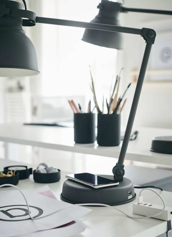 La lampe de travail IKEA HEKTAR gris foncé à station de charge, au-delà de fournir un éclairage ponctuel direct, vous permet de recharger votre téléphone. Posez-le sur la base ou branchez-le au port USB.