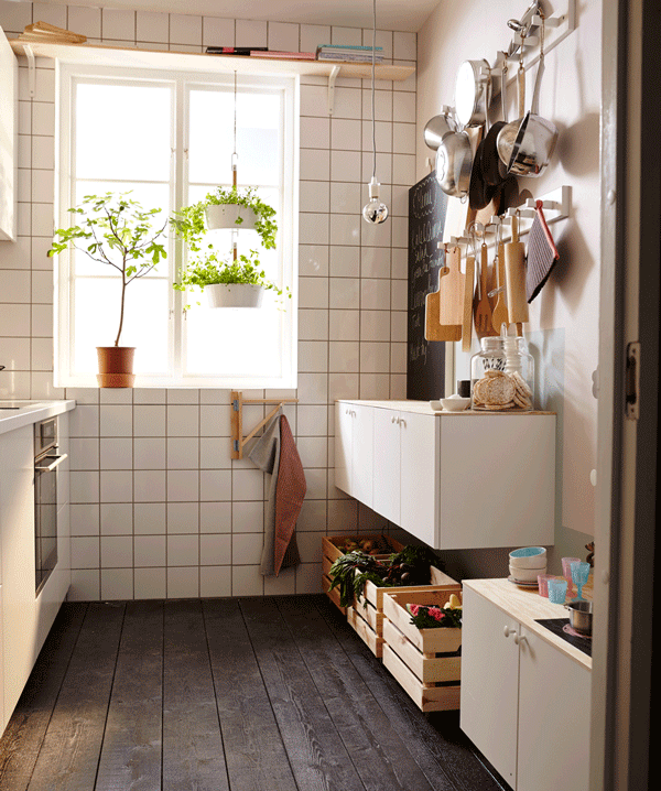 La même petite cuisine, avec le tableau noir incliné pour créer un plateau de table.
