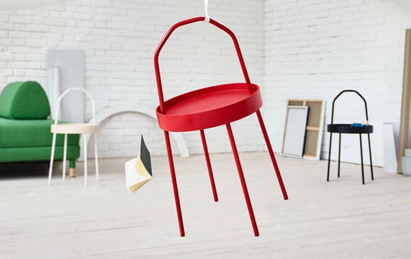 La nouvelle table d’appoint BURVIK en rouge, noir et bouleau.