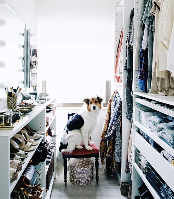 La penderie dressing de Mona. Les tablettes BILLY et les armoires PAX gardent l’espace ouvert.