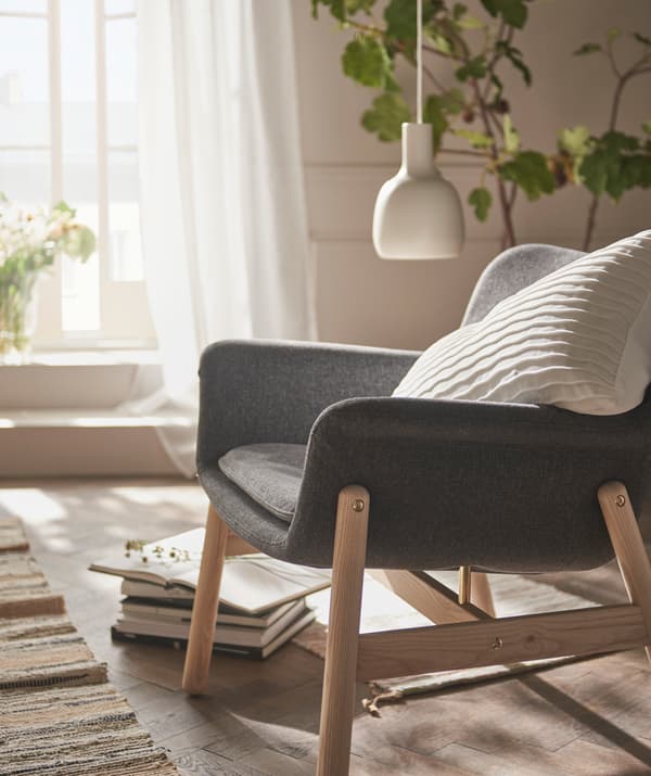 La poltrona VEDBO in frassino chiaro è il complemento ideale per la collezione BJÖRKSNÄS in betulla - IKEA
