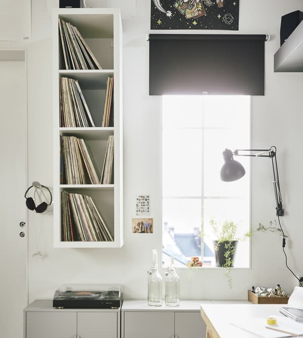 La prestatgeria oberta IKEA KALLAX emmagatzema discos de vinil en un espai de treball blanc.